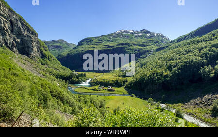 Flåmsbana, Ryavegen, Berge, Wälder, Wiesen, blauer Himmel, Flåm, Sogn und Fjordane, Norwegen, Skandinavien, Europa, noch, Reisen, Tourismus, Destination, si Stockfoto