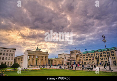 Berlin, Deutschland - 3. Mai 2019 - Das Brandenburger Tor bei Sonnenuntergang in den Pariser Platz in Berlin, Deutschland. Stockfoto