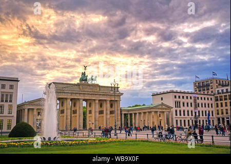 Berlin, Deutschland - 3. Mai 2019 - Das Brandenburger Tor bei Sonnenuntergang in den Pariser Platz in Berlin, Deutschland. Stockfoto