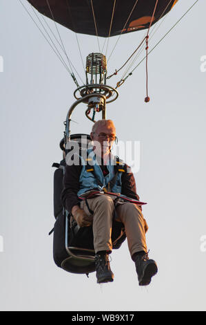 Strathaven, Schottland, Großbritannien. 25 Aug, 2019. Ein hopper Pilot nimmt sie an der Strathaven Ballon Festival, das in diesem Jahr feiert das 20-jähriges Jubiläum und ist in der preisgekrönten Strathaven Park gehalten. Das Festival zieht die Piloten und Besucher aus ganz Europa, mit über 25.000 Zuschauern, die über das Wochenende. Credit: Skully/Alamy leben Nachrichten Stockfoto