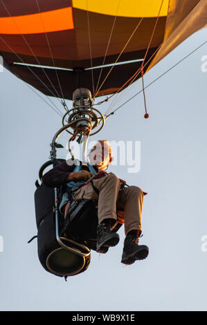 Strathaven, Schottland, Großbritannien. 25 Aug, 2019. Ein hopper Pilot nimmt sie an der Strathaven Ballon Festival, das in diesem Jahr feiert das 20-jähriges Jubiläum und ist in der preisgekrönten Strathaven Park gehalten. Das Festival zieht die Piloten und Besucher aus ganz Europa, mit über 25.000 Zuschauern, die über das Wochenende. Credit: Skully/Alamy leben Nachrichten Stockfoto