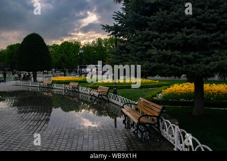 Sitzbank Reflexion in Istanbul Sultanahmet Stockfoto