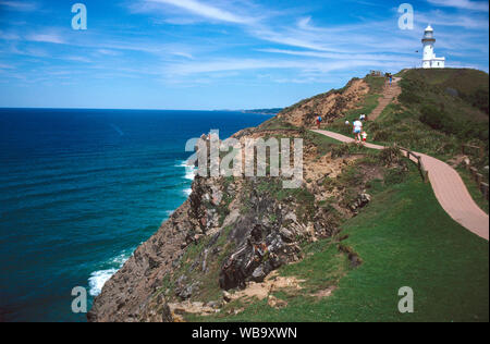 Cape Byron Lighthouse, mit Touristen auf dem Weg. Byron Bay, New South Wales, Australien Stockfoto