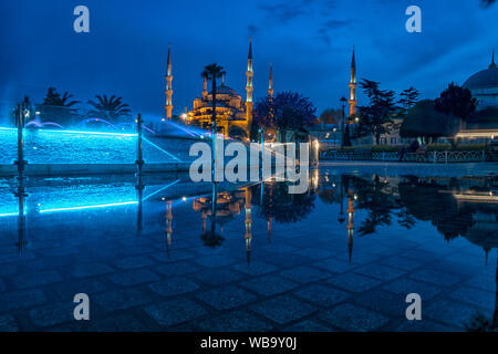 Die Blaue Moschee in Istanbul bei Nacht mit seinen Regen Wasser Reflexion Stockfoto
