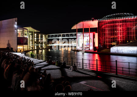 Berlin, Deutschland. 25 Aug, 2019. Leute auf dem Reichstag Damm folgen Sie der Installation auf die Geschichte der Demokratie in Deutschland. Bis zum 3. Oktober, das Marie-Elisabeth-Lüders-Haus stehen im Mittelpunkt einer Licht-, Film- und Klanginstallation zur Geschichte des deutschen Parlamentarismus. Credit: Paul Zinken/dpa/Alamy leben Nachrichten Stockfoto