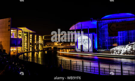 Berlin, Deutschland. 25 Aug, 2019. Leute auf dem Reichstag Damm folgen Sie der Installation auf die Geschichte der Demokratie in Deutschland. Bis zum 3. Oktober, das Marie-Elisabeth-Lüders-Haus stehen im Mittelpunkt einer Licht-, Film- und Klanginstallation zur Geschichte des deutschen Parlamentarismus. Credit: Paul Zinken/dpa/Alamy leben Nachrichten Stockfoto