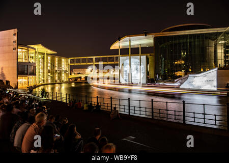 Berlin, Deutschland. 25 Aug, 2019. Leute auf dem Reichstag Damm folgen Sie der Installation auf die Geschichte der Demokratie in Deutschland. Bis zum 3. Oktober, das Marie-Elisabeth-Lüders-Haus stehen im Mittelpunkt einer Licht-, Film- und Klanginstallation zur Geschichte des deutschen Parlamentarismus. Credit: Paul Zinken/dpa/Alamy leben Nachrichten Stockfoto