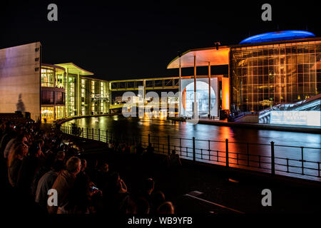 Berlin, Deutschland. 25 Aug, 2019. Leute auf dem Reichstag Damm folgen Sie der Installation auf die Geschichte der Demokratie in Deutschland. Bis zum 3. Oktober, das Marie-Elisabeth-Lüders-Haus stehen im Mittelpunkt einer Licht-, Film- und Klanginstallation zur Geschichte des deutschen Parlamentarismus. Credit: Paul Zinken/dpa/Alamy leben Nachrichten Stockfoto