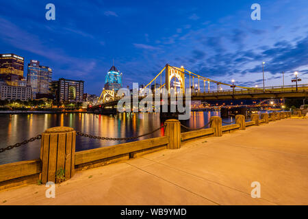 Pittsburgh in der Dämmerung Stockfoto
