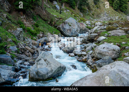 Schöne Szenen erlebt während der Wanderung zu den Hamta Pass Wanderung im Himalaya reicht - Stockfoto