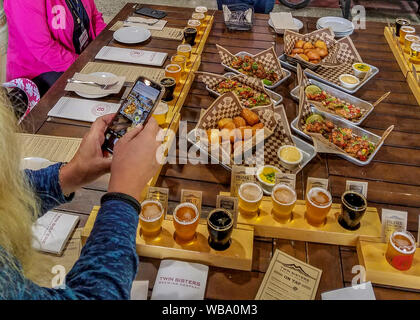 Snacks und Bier Verkostung Zwillingsschwestern Brewing Co. Es ist in einem Rekonstruierten ware Haus am Rande eines Bellingham, WA, industrial district. Essen einschließlich ihrer Unterschrift Hamburger und lokal Bier reicht von einzigartigen (Erdbeere Zwickelbier mit echten Erdbeeren gemacht gebraut) auf ihre Bellingham Grün IPA. Stockfoto