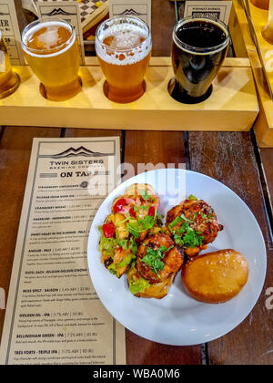 Tomaten und Cajun shrimp Bruschetta plus Verkostung Zwillingsschwestern Brewing Co. Es ist in einem Rekonstruierten ware Haus am Rande eines Bellingham, WA, industrial district. Essen einschließlich ihrer Unterschrift Hamburger und lokal Bier reicht von einzigartigen (Erdbeere Zwickelbier mit echten Erdbeeren gemacht gebraut) auf ihre Bellingham Grün IPA. Stockfoto