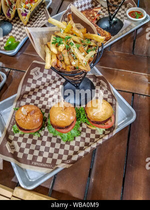 Schieberegler und Trüffel Pommes plus Bier Verkostung Zwillingsschwestern Brewing Co. Es ist in einem Rekonstruierten ware Haus am Rande eines Bellingham, WA, industrial district. Essen einschließlich ihrer Unterschrift Hamburger und lokal Bier reicht von einzigartigen (Erdbeere Zwickelbier mit echten Erdbeeren gemacht gebraut) auf ihre Bellingham Grün IPA. Stockfoto