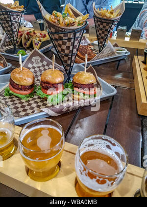 Schieberegler und Trüffel Pommes plus Bier Verkostung Zwillingsschwestern Brewing Co. Es ist in einem Rekonstruierten ware Haus am Rande eines Bellingham, WA, industrial district. Essen einschließlich ihrer Unterschrift Hamburger und lokal Bier reicht von einzigartigen (Erdbeere Zwickelbier mit echten Erdbeeren gemacht gebraut) auf ihre Bellingham Grün IPA. Stockfoto