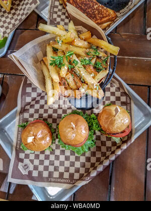 Schieberegler und Trüffel Pommes plus Bier Verkostung Zwillingsschwestern Brewing Co. Es ist in einem Rekonstruierten ware Haus am Rande eines Bellingham, WA, industrial district. Essen einschließlich ihrer Unterschrift Hamburger und lokal Bier reicht von einzigartigen (Erdbeere Zwickelbier mit echten Erdbeeren gemacht gebraut) auf ihre Bellingham Grün IPA. Stockfoto