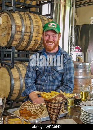 Tom Eastwood, Brauer spricht über Zwillingsschwestern Brewing Co. Das sudhaus in einem Rekonstruierten ware Haus am Rande eines Bellingham, WA, Industriegebiet befindet. Essen einschließlich ihrer Unterschrift Hamburger und lokal Bier reicht von einzigartigen (Erdbeere Zwickelbier mit echten Erdbeeren gemacht gebraut) auf ihre Bellingham Grün IPA. Stockfoto