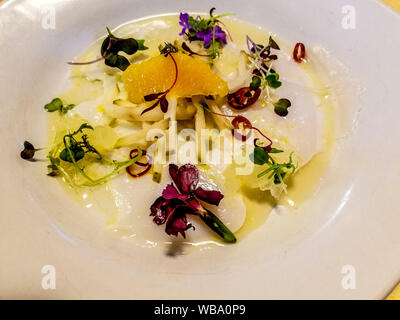 Jakobsmuscheln Ceviche mit Zitrus gel und Birne Salat an Wine Maker Abendessen in B-Stadt Küche & Raw Bar in Four Points by Sheraton Hotel. 6 Gang Menü mit Wein gepaart. Benutzerdefinierte Menüs wie dieses kann durch das Hotel und Restaurant erstellt werden. Stockfoto