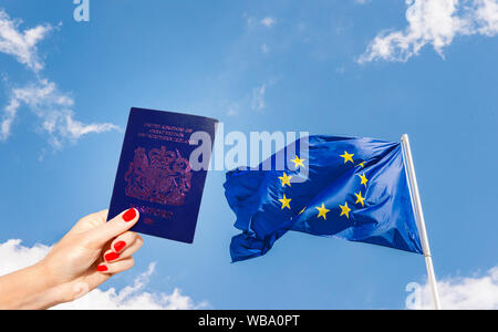 Neue Post - Brexit blau UK Passport mit Fahne der Europäischen Union Minus One Star vor blauem Himmel. Blauen Reisepässe werden langsam auslaufen. Stockfoto