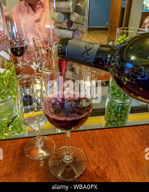 Eine der sechs Weine zum Winzer Abendessen in B-Stadt Küche & Raw Bar in Four Points by Sheraton Hotel präsentiert. 6 Gang Menü mit Wein gepaart. Benutzerdefinierte Menüs wie dieses kann durch das Hotel und Restaurant erstellt werden. Stockfoto