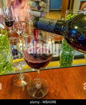 Eine der sechs Weine zum Winzer Abendessen in B-Stadt Küche & Raw Bar in Four Points by Sheraton Hotel präsentiert. 6 Gang Menü mit Wein gepaart. Benutzerdefinierte Menüs wie dieses kann durch das Hotel und Restaurant erstellt werden. Stockfoto