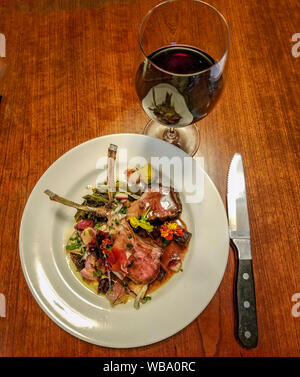 Lammkarree mit Wine Maker Abendessen in B-Stadt Küche & Raw Bar in Four Points by Sheraton Hotel serviert. 6 Gang Menü mit Wein gepaart. Benutzerdefinierte Menüs wie dieses kann durch das Hotel und Restaurant erstellt werden. Stockfoto