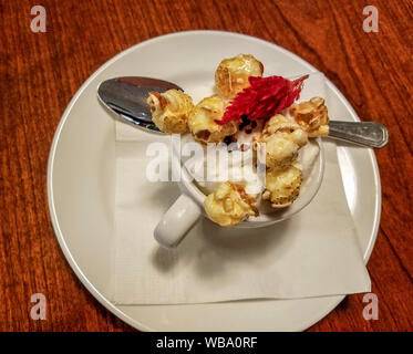 Schokolade und Creme Chantilly mit gesalzenem Karamell popcorn diente als Dessert im Wine Maker Abendessen in B-Stadt Küche & Raw Bar in Four Points by Sheraton Hotel. 6 Gang Menü mit Wein gepaart. Benutzerdefinierte Menüs wie dieses kann durch das Hotel und Restaurant erstellt werden. Stockfoto