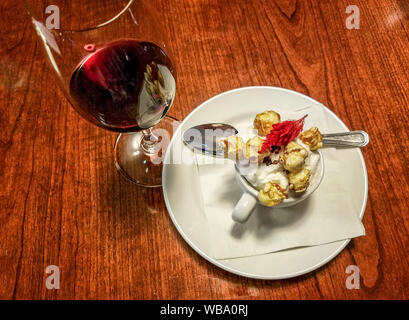 Schokolade und Creme Chantilly mit gesalzenem Karamell popcorn diente als Dessert im Wine Maker Abendessen in B-Stadt Küche & Raw Bar in Four Points by Sheraton Hotel. 6 Gang Menü mit Wein gepaart. Benutzerdefinierte Menüs wie dieses kann durch das Hotel und Restaurant erstellt werden. Stockfoto