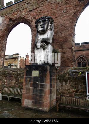 Ecce Homo Statue von Sir Jacob Epstein an der Ruine der Kathedrale von Coventry, Coventry, West Midlands, England, Großbritannien, im Zweiten Weltkrieg zerstört 2. Stockfoto