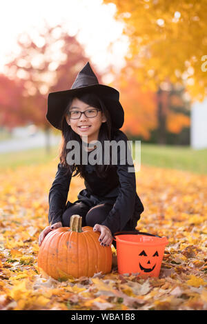 Portrait von kleinen asiatischen Mädchen in Hexe Kostüm Stockfoto