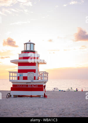 Miami Beach, Florida, USA, August 2019. Die Leute, die es einfach in der Nähe von einem Bademeister Turm Möwe auf South Beach bei Sonnenuntergang Stockfoto