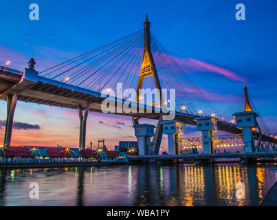 Bhumibol Brücke Blick bei Sonnenuntergang in Bangkok, Thailand Stockfoto