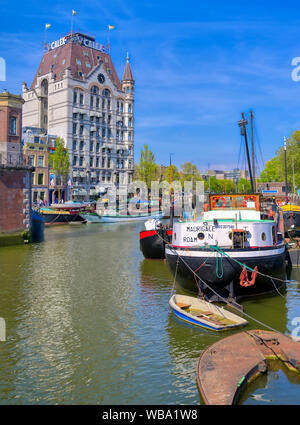 Rotterdam, Niederlande - 29 April, 2019 - Die Kanäle und Wasserwege in Rotterdam in den Niederlanden an einem sonnigen Tag. Stockfoto