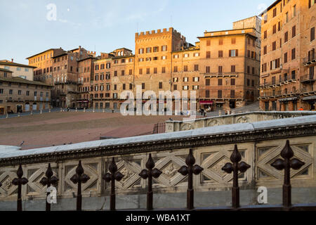 Teil von der Piazza del Campo von Detail der Gaia Brunnen. Am frühen Morgen. Siena, Italien. Region Toskana. Stockfoto