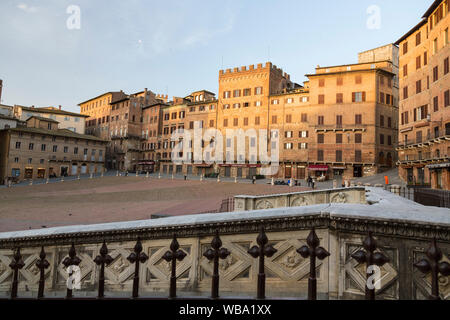 Teil von der Piazza del Campo von Detail der Gaia Brunnen. Am frühen Morgen. Siena, Italien. Region Toskana. Stockfoto