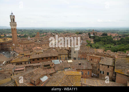 Luftaufnahme der toskanischen Stadt Landschaft. Stadt Siena, Region Toskana, Italien. Stockfoto