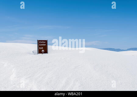 White Sands National Monument, White Sands National Park New Mexico, Schild in weißen Sanddünen, New Mexico, USA begraben Stockfoto