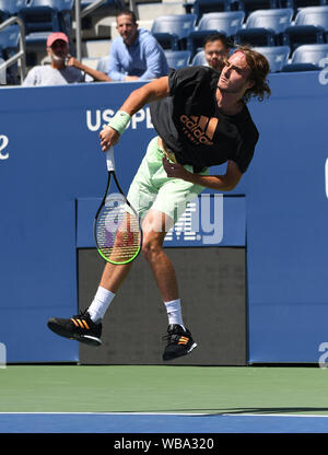 New York, USA. 25 Aug, 2019. Flushing Meadows New York US Open Tennis 25/08/2019 Stefanos Tsitsipas (GRE) Praxis heute auf Louis Armstrong Gericht Credit: Roger Parker/Alamy leben Nachrichten Stockfoto