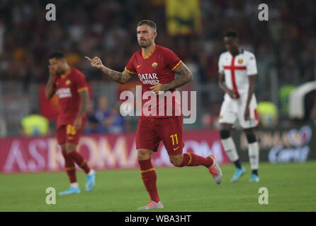 Rom, Italien. 26 Aug, 2019. Rom, Italien, 25. August 2019: Aleksandar Kolarov (AS Roma) Ziel während der Serie ein Fußballspiel zwischen AS Roma und Genua FC, im Olympiastadion in Rom. Credit: Unabhängige Fotoagentur/Alamy leben Nachrichten Stockfoto