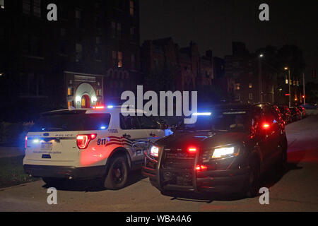 Ein paar Detroit Fahrzeuge der Polizei in der Straße in der Nacht geparkt mit Warnblinkleuchten blinken. Stockfoto