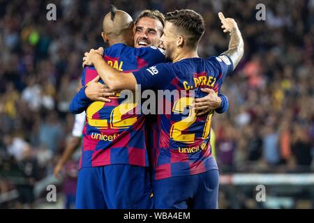 Barcelona, Spanien. 25 Aug, 2019. FC Barcelona Arturo Vidal (L) feiert seinen Zählen mit Carles Perez (R) und Antoine Griezmann während der 2. Runde die Spanische Liga Fußball Match zwischen dem FC Barcelona und Betis in Barcelona, Spanien, am 12.08.25., 2019. Credit: Joan Gosa/Xinhua Stockfoto