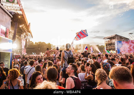 Budapest, Ungarn. 10 Aug, 2019. Die Masse während des Sziget Festival. Das Sziget Festival ist eines der größten Musik- und Kulturfestivals in Europa. Es ist jeden August im Norden von Budapest statt. (Foto von Luigi Rizzo/Pacific Press) Quelle: Pacific Press Agency/Alamy leben Nachrichten Stockfoto