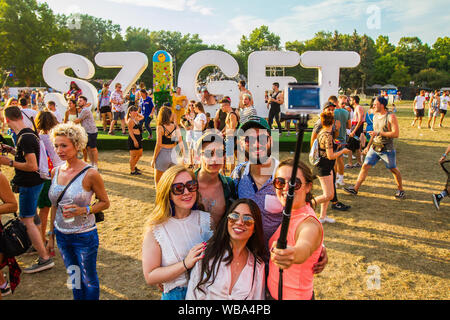 Budapest, Ungarn. 10 Aug, 2019. Die Masse während des Sziget Festival. Das Sziget Festival ist eines der größten Musik- und Kulturfestivals in Europa. Es ist jeden August im Norden von Budapest statt. (Foto von Luigi Rizzo/Pacific Press) Quelle: Pacific Press Agency/Alamy leben Nachrichten Stockfoto