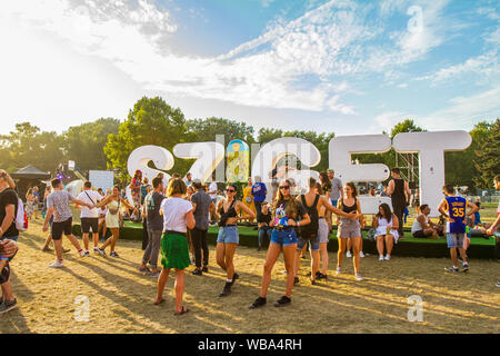 Budapest, Ungarn. 10 Aug, 2019. Die Masse während des Sziget Festival. Das Sziget Festival ist eines der größten Musik- und Kulturfestivals in Europa. Es ist jeden August im Norden von Budapest statt. (Foto von Luigi Rizzo/Pacific Press) Quelle: Pacific Press Agency/Alamy leben Nachrichten Stockfoto