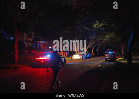 Detroit Polizei Special Operations Fahrzeug und Offizier in der Straße bei Nacht, Detroit, Michigan, USA Stockfoto