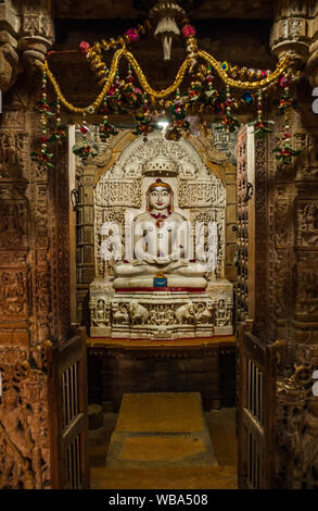 Wunderschön geschnitzten Bild von Rishabdev in einem Jain Tempel in Jaisalmer Fort, Indien. Stockfoto