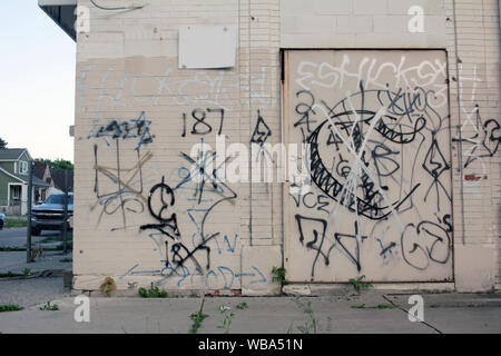 Schleifring grafitti besprüht an einer Wand in Detroit, Michigan, USA Stockfoto