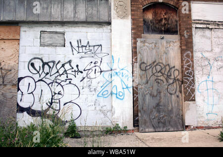 Schleifring grafitti besprüht auf einem Bord Aufbau in Detroit, Michigan, USA Stockfoto