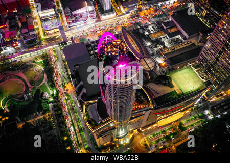 Siam und Rachathewi Blick von oben bei Nacht in Bangkok, Thailand Stockfoto