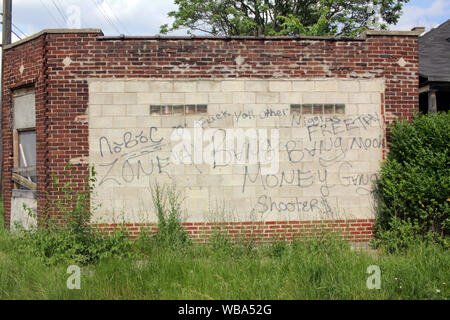 Schleifring grafitti besprüht an einer Wand in Detroit, Michigan, USA Stockfoto