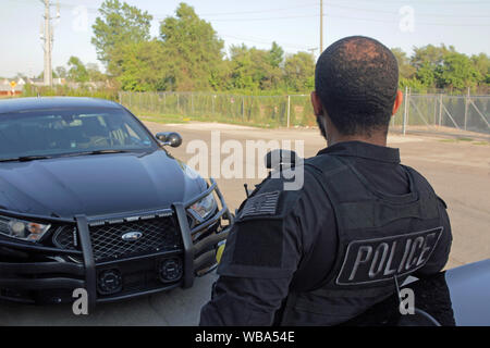 Detroit Special Operations Polizisten steht zu seinem Auto, Detroit, Michigan, USA Stockfoto